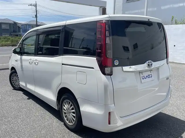 トヨタ ノア ハイブリッド X 千葉県 2014(平26)年 13.3万km ホワイトパールクリスタルシャイン (株)IDOMが運営する【じしゃロン八千代店】の自社ローン専用車両になります。こちらは現金またはオートローンご利用時の価格です。自社ローンご希望の方は別途その旨お申付け下さい/純正メモリーナビ/純正CD/BT/ワンセグ/バックカメラ/両側パワースライドドア/LEDライト/ETC