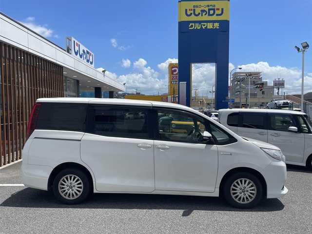 トヨタ ノア ハイブリッド X 千葉県 2014(平26)年 13.3万km ホワイトパールクリスタルシャイン (株)IDOMが運営する【じしゃロン八千代店】の自社ローン専用車両になります。こちらは現金またはオートローンご利用時の価格です。自社ローンご希望の方は別途その旨お申付け下さい/純正メモリーナビ/純正CD/BT/ワンセグ/バックカメラ/両側パワースライドドア/LEDライト/ETC