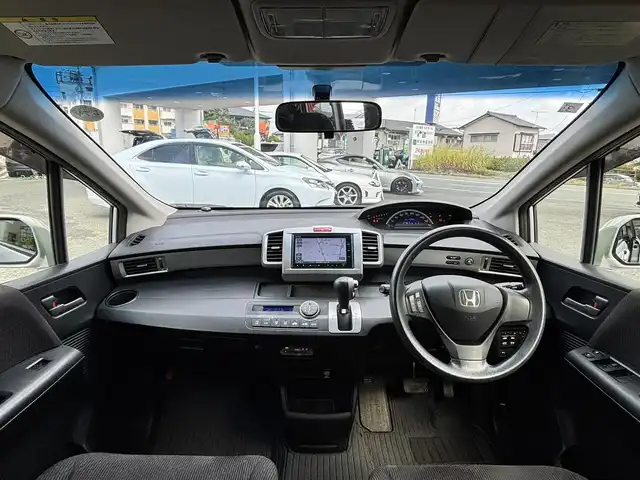 ホンダ フリード G ジャストセレクション 熊本県 2015(平27)年 12.3万km アラバスターシルバーメタリック 純正ナビ（VXM-155VFi）/【TV/CD/DVD/Bluetooth】/バックカメラ/両側パワースライド/ビルトインETC/後方誤発進抑制機能/オートライト/ウィンカーミラー/ステアリングスイッチ/純正フロアマット/純正ドアバイザー/横滑り防止/盗難防止装置/保証書/取扱説明書