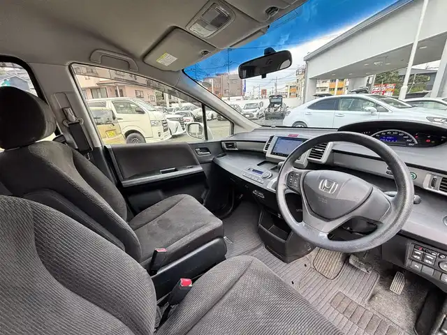 ホンダ フリード G ジャストセレクション 熊本県 2015(平27)年 12.3万km アラバスターシルバーメタリック 純正ナビ（VXM-155VFi）/【TV/CD/DVD/Bluetooth】/バックカメラ/両側パワースライド/ビルトインETC/後方誤発進抑制機能/オートライト/ウィンカーミラー/ステアリングスイッチ/純正フロアマット/純正ドアバイザー/横滑り防止/盗難防止装置/保証書/取扱説明書