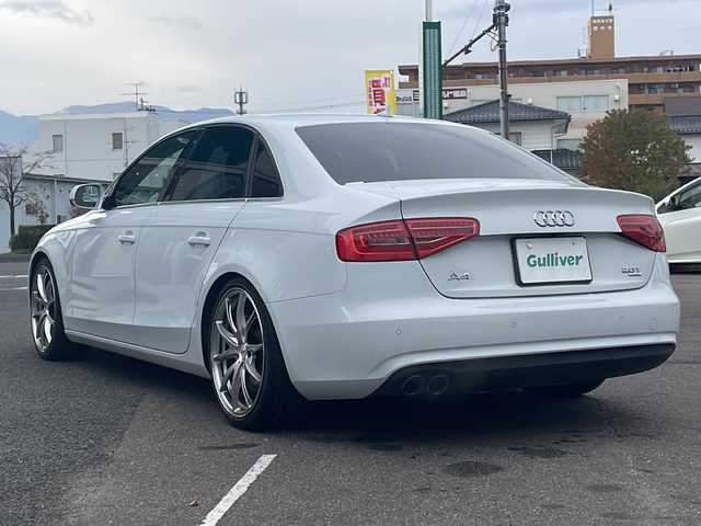 アウディ Ａ４ 2．0 TFSI クワトロ 福島県 2013(平25)年 3.6万km 白 純正ナビゲーション/・フルセグTV/BT/SD/DVD/CD/FM/AM/・バックカメラ/・ビルトインETC/D+N席パワーシート/革張りステアリング/・ステアリングリモコン/・パドルシフト/クルーズコントロール/電子パーキング/・オートブレーキホールド/MTモード付AT/アイドリングストップ/横滑り防止装置/コーナーセンサー/プッシュスタート/・スマートキー/・スペアキー1本/電動格納ミラー/・ウィンカーミラー/・オートミラー/LEDヘッドライト/・オートライト/・フォグランプ