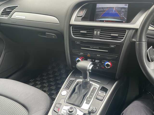 アウディ Ａ４ 2．0 TFSI クワトロ 福島県 2013(平25)年 3.6万km 白 純正ナビゲーション/・フルセグTV/BT/SD/DVD/CD/FM/AM/・バックカメラ/・ビルトインETC/D+N席パワーシート/革張りステアリング/・ステアリングリモコン/・パドルシフト/クルーズコントロール/電子パーキング/・オートブレーキホールド/MTモード付AT/アイドリングストップ/横滑り防止装置/コーナーセンサー/プッシュスタート/・スマートキー/・スペアキー1本/電動格納ミラー/・ウィンカーミラー/・オートミラー/LEDヘッドライト/・オートライト/・フォグランプ