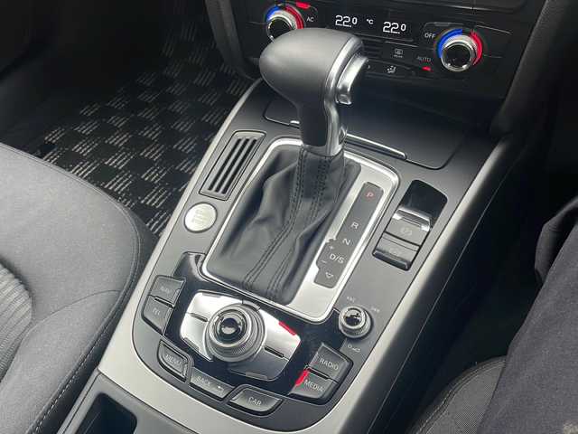 アウディ Ａ４ 2．0 TFSI クワトロ 福島県 2013(平25)年 3.6万km 白 純正ナビゲーション/・フルセグTV/BT/SD/DVD/CD/FM/AM/・バックカメラ/・ビルトインETC/D+N席パワーシート/革張りステアリング/・ステアリングリモコン/・パドルシフト/クルーズコントロール/電子パーキング/・オートブレーキホールド/MTモード付AT/アイドリングストップ/横滑り防止装置/コーナーセンサー/プッシュスタート/・スマートキー/・スペアキー1本/電動格納ミラー/・ウィンカーミラー/・オートミラー/LEDヘッドライト/・オートライト/・フォグランプ