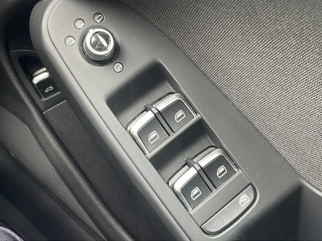 アウディ Ａ４ 2．0 TFSI クワトロ 福島県 2013(平25)年 3.6万km 白 純正ナビゲーション/・フルセグTV/BT/SD/DVD/CD/FM/AM/・バックカメラ/・ビルトインETC/D+N席パワーシート/革張りステアリング/・ステアリングリモコン/・パドルシフト/クルーズコントロール/電子パーキング/・オートブレーキホールド/MTモード付AT/アイドリングストップ/横滑り防止装置/コーナーセンサー/プッシュスタート/・スマートキー/・スペアキー1本/電動格納ミラー/・ウィンカーミラー/・オートミラー/LEDヘッドライト/・オートライト/・フォグランプ