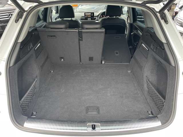 アウディ Ｑ５ ブラックエディション 東京都 2018(平30)年 5.9万km グレイシアホワイトメタリック 取扱説明書/純正ナビ(フルセグ/BT/CD/DVD/FM/AM/SD)/アウディプレセンス/アウディサイドアシスト/アウディアクティブレーンアシスト/アダプティブクルーズコントロール/360°カメラ　ETC2.0/バーチャルコクピット12.3インチ古液晶メーター/レザーシート/シートヒーター（D/N）/パワーシート(D/N)/パワーバックドア/マトリクスLEDヘッドランプ/ブラックルーフレール/オートホールド/コーナーセンサー/パドルシフト/スマートキー×２【キータグ有】/ダンピングコントロールサスペンション/純正２０インチブラック塗装アルミ