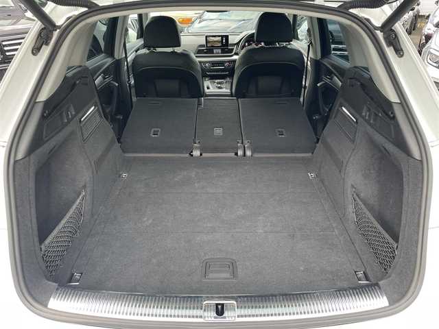 アウディ Ｑ５ ブラックエディション 東京都 2018(平30)年 5.9万km グレイシアホワイトメタリック 取扱説明書/純正ナビ(フルセグ/BT/CD/DVD/FM/AM/SD)/アウディプレセンス/アウディサイドアシスト/アウディアクティブレーンアシスト/アダプティブクルーズコントロール/360°カメラ　ETC2.0/バーチャルコクピット12.3インチ古液晶メーター/レザーシート/シートヒーター（D/N）/パワーシート(D/N)/パワーバックドア/マトリクスLEDヘッドランプ/ブラックルーフレール/オートホールド/コーナーセンサー/パドルシフト/スマートキー×２【キータグ有】/ダンピングコントロールサスペンション/純正２０インチブラック塗装アルミ