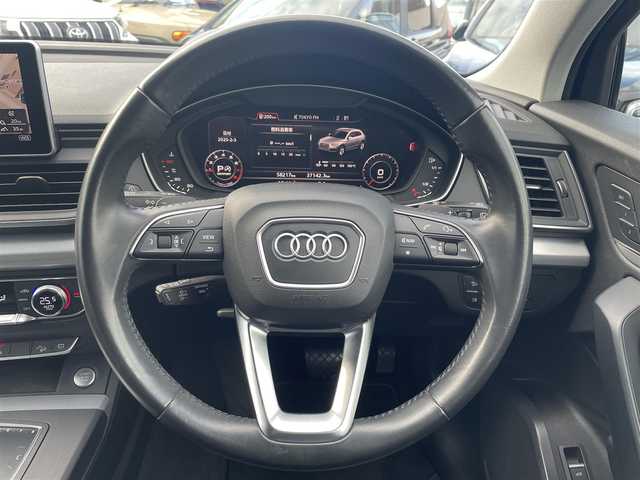 アウディ Ｑ５ ブラックエディション 東京都 2018(平30)年 5.9万km グレイシアホワイトメタリック 取扱説明書/純正ナビ(フルセグ/BT/CD/DVD/FM/AM/SD)/アウディプレセンス/アウディサイドアシスト/アウディアクティブレーンアシスト/アダプティブクルーズコントロール/360°カメラ　ETC2.0/バーチャルコクピット12.3インチ古液晶メーター/レザーシート/シートヒーター（D/N）/パワーシート(D/N)/パワーバックドア/マトリクスLEDヘッドランプ/ブラックルーフレール/オートホールド/コーナーセンサー/パドルシフト/スマートキー×２【キータグ有】/ダンピングコントロールサスペンション/純正２０インチブラック塗装アルミ