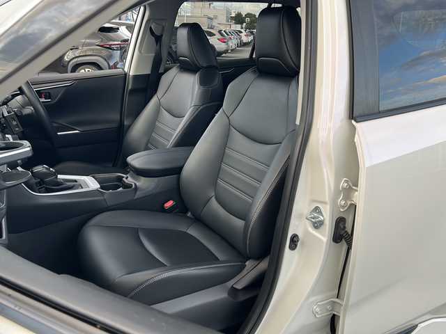 トヨタ ＲＡＶ４ G 富山県 2020(令2)年 4.1万km ホワイトパールクリスタルシャイン ワンオーナー/新車時保証書/取扱説明書/トヨタセーフティセンス/　・プリクラッシュセーフティ/　・レーントレーシングアシスト/　・オートマチックハイビーム/　・ロードサインアシスト/　・レーダークルーズコントロール/　・先行車発進告知機能/純正ディスプレイナビ/　（フルセグTV/BT/USB端子/ラジオ）/プッシュスターター/アラウンドビューモニター/オートリトラクティブドアミラー/ブラインドスポットモニター/ステアリングスイッチ/ステアリングヒーター/オートライト/オートハイビーム/純正LEDフォグランプ/フロントシートヒーター/社外前後ドライブレコーダー付デジタルインナーミラー/ビルトインETC/パワーバックドア/ドライブモードセレクトスイッチ/　（ECO/NORMAL/SPORT)/マルチテレインセレクト/　（MUD・SAND/NORMAL/ROCK・DIRT)/タイヤサイズ　　225/60/R18