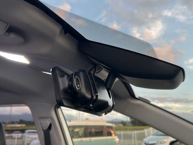 トヨタ ＲＡＶ４ G 富山県 2020(令2)年 4.1万km ホワイトパールクリスタルシャイン ワンオーナー/新車時保証書/取扱説明書/トヨタセーフティセンス/　・プリクラッシュセーフティ/　・レーントレーシングアシスト/　・オートマチックハイビーム/　・ロードサインアシスト/　・レーダークルーズコントロール/　・先行車発進告知機能/純正ディスプレイナビ/　（フルセグTV/BT/USB端子/ラジオ）/プッシュスターター/アラウンドビューモニター/オートリトラクティブドアミラー/ブラインドスポットモニター/ステアリングスイッチ/ステアリングヒーター/オートライト/オートハイビーム/純正LEDフォグランプ/フロントシートヒーター/社外前後ドライブレコーダー付デジタルインナーミラー/ビルトインETC/パワーバックドア/ドライブモードセレクトスイッチ/　（ECO/NORMAL/SPORT)/マルチテレインセレクト/　（MUD・SAND/NORMAL/ROCK・DIRT)/タイヤサイズ　　225/60/R18