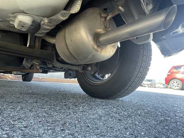 トヨタ ヴィッツ F セーフティエディション 滋賀県 2018(平30)年 7.6万km ホワイトパールクリスタルシャイン ガソリン/2WD/CVT/7インチナビ（AVIC-RW801）/【FM/AM/CD/DVD/TVフルセグ/Bluetooth】/バックカメラ/プリクラッシュ/横滑り防止装置/レーンアシスト/アダプティブハイビーム/LEDヘッドライト/フロントフォグ/ステアリングスイッチ/パワーステアリング/パワーウインドウ/プッシュスタート/スマートキー/電動格納ミラー/サマータイヤ積み込み