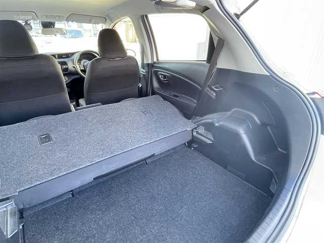 トヨタ ヴィッツ F セーフティエディション 滋賀県 2018(平30)年 7.6万km ホワイトパールクリスタルシャイン ガソリン/2WD/CVT/7インチナビ（AVIC-RW801）/【FM/AM/CD/DVD/TVフルセグ/Bluetooth】/バックカメラ/プリクラッシュ/横滑り防止装置/レーンアシスト/アダプティブハイビーム/LEDヘッドライト/フロントフォグ/ステアリングスイッチ/パワーステアリング/パワーウインドウ/プッシュスタート/スマートキー/電動格納ミラー/サマータイヤ積み込み