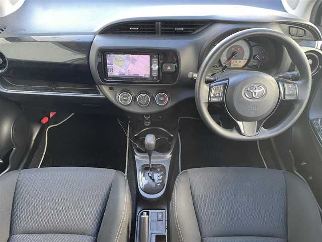 トヨタ ヴィッツ F セーフティエディション 滋賀県 2018(平30)年 7.6万km ホワイトパールクリスタルシャイン ガソリン/2WD/CVT/7インチナビ（AVIC-RW801）/【FM/AM/CD/DVD/TVフルセグ/Bluetooth】/バックカメラ/プリクラッシュ/横滑り防止装置/レーンアシスト/アダプティブハイビーム/LEDヘッドライト/フロントフォグ/ステアリングスイッチ/パワーステアリング/パワーウインドウ/プッシュスタート/スマートキー/電動格納ミラー/サマータイヤ積み込み