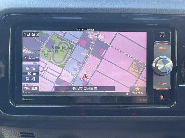 トヨタ ヴィッツ F セーフティエディション 滋賀県 2018(平30)年 7.6万km ホワイトパールクリスタルシャイン ガソリン/2WD/CVT/7インチナビ（AVIC-RW801）/【FM/AM/CD/DVD/TVフルセグ/Bluetooth】/バックカメラ/プリクラッシュ/横滑り防止装置/レーンアシスト/アダプティブハイビーム/LEDヘッドライト/フロントフォグ/ステアリングスイッチ/パワーステアリング/パワーウインドウ/プッシュスタート/スマートキー/電動格納ミラー/サマータイヤ積み込み