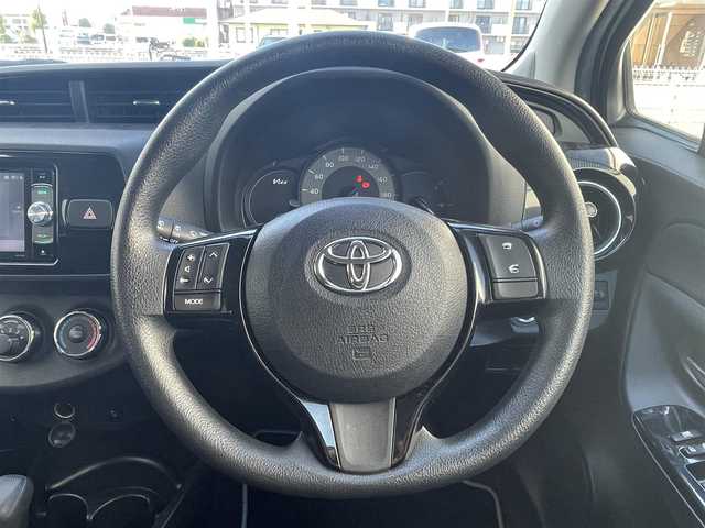 トヨタ ヴィッツ F セーフティエディション 滋賀県 2018(平30)年 7.6万km ホワイトパールクリスタルシャイン ガソリン/2WD/CVT/7インチナビ（AVIC-RW801）/【FM/AM/CD/DVD/TVフルセグ/Bluetooth】/バックカメラ/プリクラッシュ/横滑り防止装置/レーンアシスト/アダプティブハイビーム/LEDヘッドライト/フロントフォグ/ステアリングスイッチ/パワーステアリング/パワーウインドウ/プッシュスタート/スマートキー/電動格納ミラー/サマータイヤ積み込み
