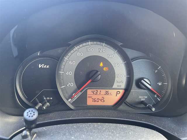 トヨタ ヴィッツ F セーフティエディション 滋賀県 2018(平30)年 7.6万km ホワイトパールクリスタルシャイン ガソリン/2WD/CVT/7インチナビ（AVIC-RW801）/【FM/AM/CD/DVD/TVフルセグ/Bluetooth】/バックカメラ/プリクラッシュ/横滑り防止装置/レーンアシスト/アダプティブハイビーム/LEDヘッドライト/フロントフォグ/ステアリングスイッチ/パワーステアリング/パワーウインドウ/プッシュスタート/スマートキー/電動格納ミラー/サマータイヤ積み込み