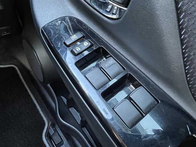 トヨタ ヴィッツ F セーフティエディション 滋賀県 2018(平30)年 7.6万km ホワイトパールクリスタルシャイン ガソリン/2WD/CVT/7インチナビ（AVIC-RW801）/【FM/AM/CD/DVD/TVフルセグ/Bluetooth】/バックカメラ/プリクラッシュ/横滑り防止装置/レーンアシスト/アダプティブハイビーム/LEDヘッドライト/フロントフォグ/ステアリングスイッチ/パワーステアリング/パワーウインドウ/プッシュスタート/スマートキー/電動格納ミラー/サマータイヤ積み込み