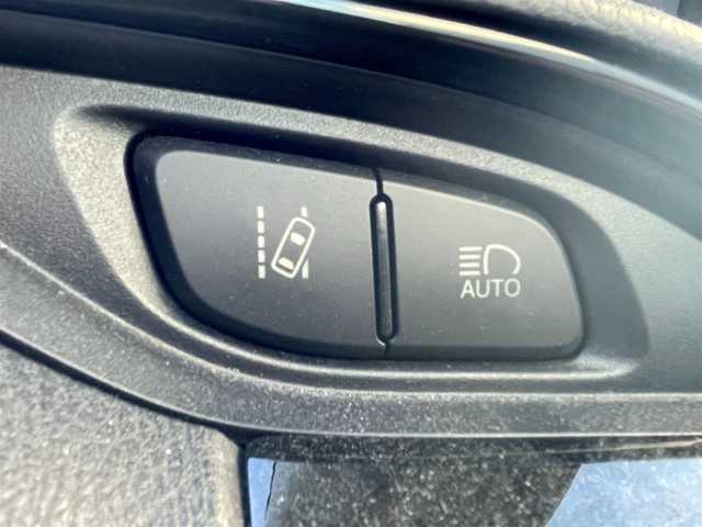 トヨタ ヴィッツ F セーフティエディション 滋賀県 2018(平30)年 7.6万km ホワイトパールクリスタルシャイン ガソリン/2WD/CVT/7インチナビ（AVIC-RW801）/【FM/AM/CD/DVD/TVフルセグ/Bluetooth】/バックカメラ/プリクラッシュ/横滑り防止装置/レーンアシスト/アダプティブハイビーム/LEDヘッドライト/フロントフォグ/ステアリングスイッチ/パワーステアリング/パワーウインドウ/プッシュスタート/スマートキー/電動格納ミラー/サマータイヤ積み込み