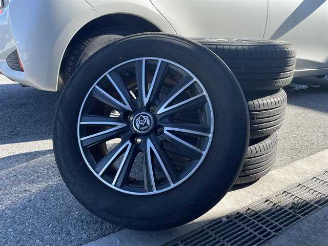 トヨタ ヴィッツ F セーフティエディション 滋賀県 2018(平30)年 7.6万km ホワイトパールクリスタルシャイン ガソリン/2WD/CVT/7インチナビ（AVIC-RW801）/【FM/AM/CD/DVD/TVフルセグ/Bluetooth】/バックカメラ/プリクラッシュ/横滑り防止装置/レーンアシスト/アダプティブハイビーム/LEDヘッドライト/フロントフォグ/ステアリングスイッチ/パワーステアリング/パワーウインドウ/プッシュスタート/スマートキー/電動格納ミラー/サマータイヤ積み込み