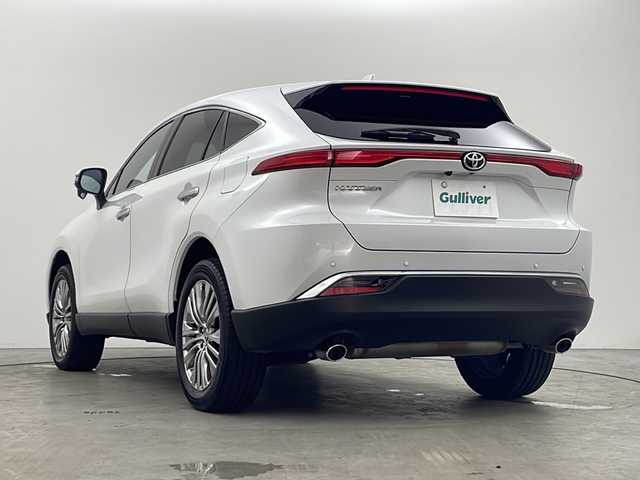 トヨタ ハリアー Z レザーパッケージ 秋田県 2023(令5)年 1.5万km プラチナホワイトパールマイカ ４WD/純正12.3インチディスプレイオーディオナビ　/フルセグＴＶ　/バックカメラ　/ＥＴＣ２．０　/デジタルインナーミラー　/レーダークルーズコントロール　/パノラマルーフ　/電動リアゲート　/フロントワイパーデアイサー　　/寒冷地仕様　/ミラーヒーター　/前席パワーシート　/革巻きステアリング　/ステアリングヒーター　/カラーヘッドアップディスプレイ　/リアサンシェード　/LEDヘッドライト　/オートブレーキホールド/JBLサウンド/純正フロアマット/スマートキー/スペアキー有り/前席シートヒーター/エアシート/オートライト/オートマチックハイビーム/横滑り防止装置/コーナーセンサー /衝突被害軽減システム