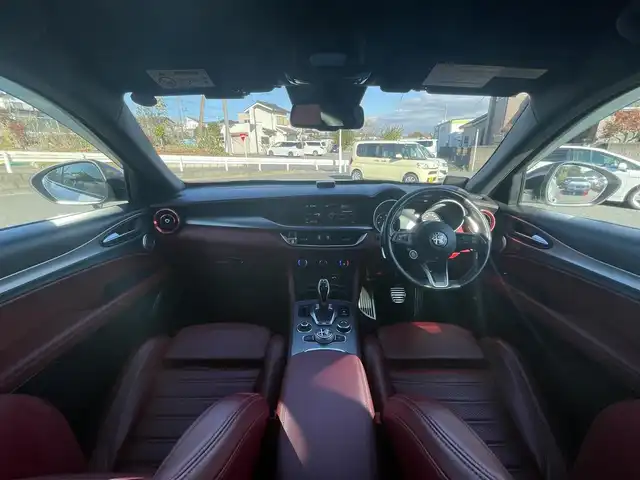 アルファロメオ ステルヴィオ 埼玉県 2020(令2)年 8.8万km 白 純正ナビ/バックカメラ/シートヒーター/パワーシート/赤革レザーシート/アダプティブクルーズコントロール/ドラレコ/harman/kardon/パワーバックドア/ユーザー買取車/保証書/取扱説明書/スペアキー