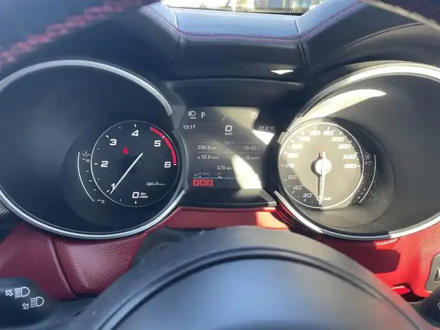 アルファロメオ ステルヴィオ 埼玉県 2020(令2)年 8.8万km 白 純正ナビ/バックカメラ/シートヒーター/パワーシート/赤革レザーシート/アダプティブクルーズコントロール/ドラレコ/harman/kardon/パワーバックドア/ユーザー買取車/保証書/取扱説明書/スペアキー