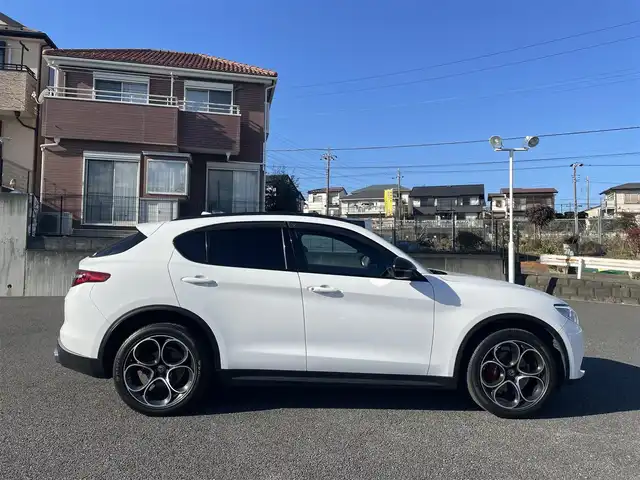 アルファロメオ ステルヴィオ 埼玉県 2020(令2)年 8.8万km 白 純正ナビ/バックカメラ/シートヒーター/パワーシート/赤革レザーシート/アダプティブクルーズコントロール/ドラレコ/harman/kardon/パワーバックドア/ユーザー買取車/保証書/取扱説明書/スペアキー