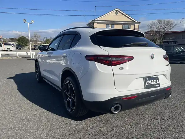 アルファロメオ ステルヴィオ 埼玉県 2020(令2)年 8.8万km 白 純正ナビ/バックカメラ/シートヒーター/パワーシート/赤革レザーシート/アダプティブクルーズコントロール/ドラレコ/harman/kardon/パワーバックドア/ユーザー買取車/保証書/取扱説明書/スペアキー