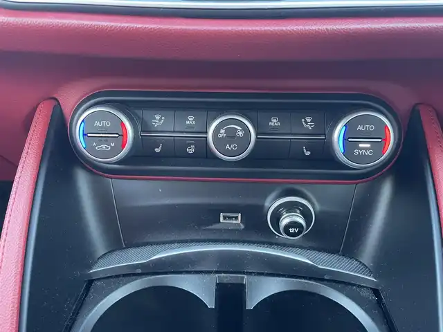 アルファロメオ ステルヴィオ 埼玉県 2020(令2)年 8.8万km 白 純正ナビ/バックカメラ/シートヒーター/パワーシート/赤革レザーシート/アダプティブクルーズコントロール/ドラレコ/harman/kardon/パワーバックドア/ユーザー買取車/保証書/取扱説明書/スペアキー