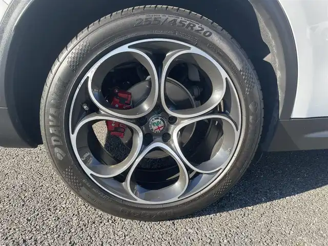 アルファロメオ ステルヴィオ 埼玉県 2020(令2)年 8.8万km 白 純正ナビ/バックカメラ/シートヒーター/パワーシート/赤革レザーシート/アダプティブクルーズコントロール/ドラレコ/harman/kardon/パワーバックドア/ユーザー買取車/保証書/取扱説明書/スペアキー