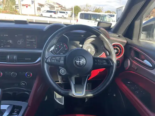 アルファロメオ ステルヴィオ 埼玉県 2020(令2)年 8.8万km 白 純正ナビ/バックカメラ/シートヒーター/パワーシート/赤革レザーシート/アダプティブクルーズコントロール/ドラレコ/harman/kardon/パワーバックドア/ユーザー買取車/保証書/取扱説明書/スペアキー