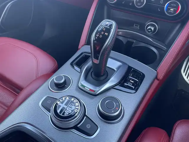 アルファロメオ ステルヴィオ 埼玉県 2020(令2)年 8.8万km 白 純正ナビ/バックカメラ/シートヒーター/パワーシート/赤革レザーシート/アダプティブクルーズコントロール/ドラレコ/harman/kardon/パワーバックドア/ユーザー買取車/保証書/取扱説明書/スペアキー