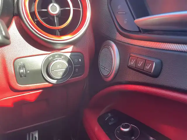 アルファロメオ ステルヴィオ 埼玉県 2020(令2)年 8.8万km 白 純正ナビ/バックカメラ/シートヒーター/パワーシート/赤革レザーシート/アダプティブクルーズコントロール/ドラレコ/harman/kardon/パワーバックドア/ユーザー買取車/保証書/取扱説明書/スペアキー