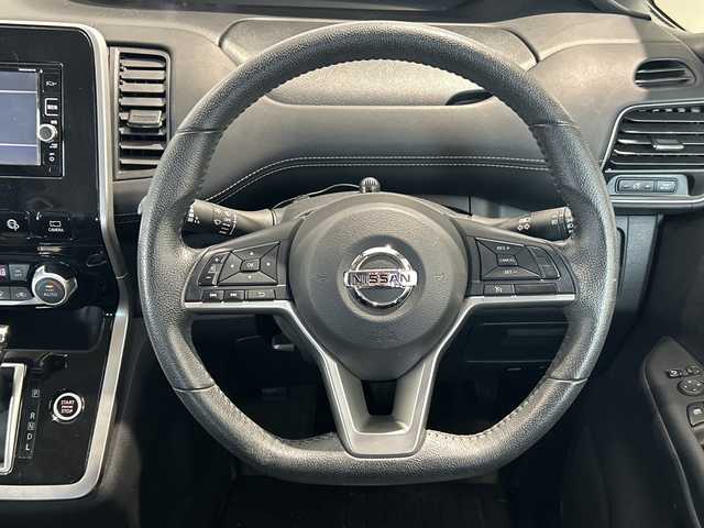 日産 セレナ ハイウェイスターVセレクションⅡ 富山県 2017(平29)年 8.7万km ブリリアントホワイトパール 純正メモリナビ/型式：MM316D-W/【CD/DVD/BT/AUX/フルセグTV】　/純正１６インチアルミホイール　/両側パワースライドドア　/全周囲モニター　/バックカメラ/ビルトインＥＴＣ　/クルーズコントロール　/アイドリングストップ/コーナーセンサー【前後】　/パーキングアシスト　/横滑り防止装置　/盗難防止装置/ダブルエアコン/オートライト/LEDヘッドライト/エマージェンシーブレーキ/USB/アンチロックブレーキシステム/エンジンスタートボタン/3列シート/純正フロアマット/取扱説明書/ナビ取扱説明書