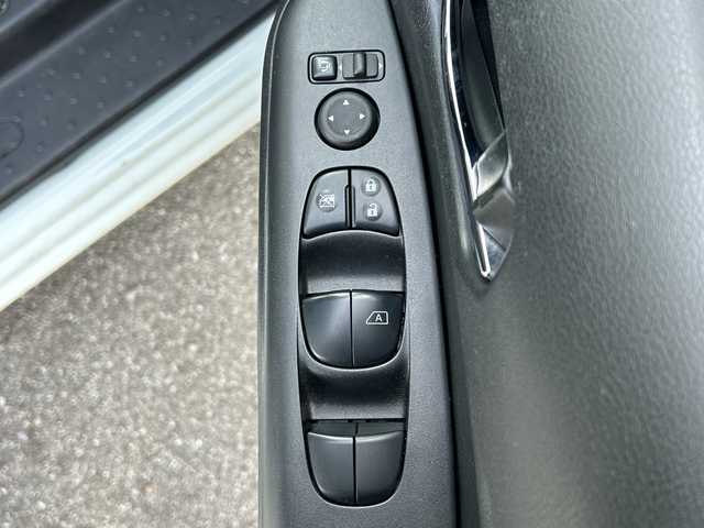 日産 セレナ ハイウェイスターVセレクションⅡ 富山県 2017(平29)年 8.7万km ブリリアントホワイトパール 純正メモリナビ/型式：MM316D-W/【CD/DVD/BT/AUX/フルセグTV】　/純正１６インチアルミホイール　/両側パワースライドドア　/全周囲モニター　/バックカメラ/ビルトインＥＴＣ　/クルーズコントロール　/アイドリングストップ/コーナーセンサー【前後】　/パーキングアシスト　/横滑り防止装置　/盗難防止装置/ダブルエアコン/オートライト/LEDヘッドライト/エマージェンシーブレーキ/USB/アンチロックブレーキシステム/エンジンスタートボタン/3列シート/純正フロアマット/取扱説明書/ナビ取扱説明書