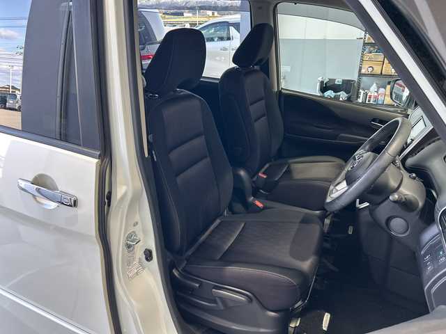 日産 セレナ ハイウェイスターVセレクションⅡ 富山県 2017(平29)年 8.7万km ブリリアントホワイトパール 純正メモリナビ/型式：MM316D-W/【CD/DVD/BT/AUX/フルセグTV】　/純正１６インチアルミホイール　/両側パワースライドドア　/全周囲モニター　/バックカメラ/ビルトインＥＴＣ　/クルーズコントロール　/アイドリングストップ/コーナーセンサー【前後】　/パーキングアシスト　/横滑り防止装置　/盗難防止装置/ダブルエアコン/オートライト/LEDヘッドライト/エマージェンシーブレーキ/USB/アンチロックブレーキシステム/エンジンスタートボタン/3列シート/純正フロアマット/取扱説明書/ナビ取扱説明書