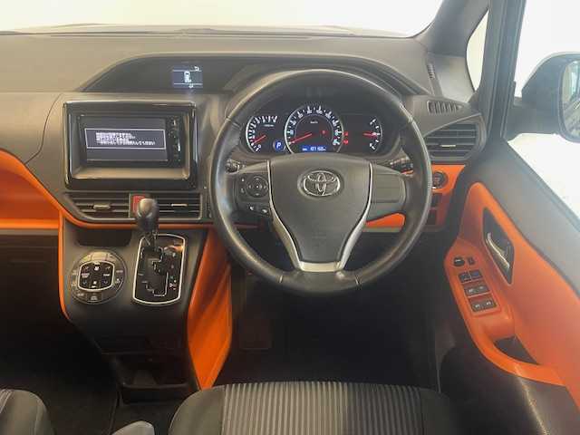 トヨタ ヴォクシー ZS 静岡県 2014(平26)年 10.8万km ブラッキッシュアゲハガラスフレーク (株)IDOMが運営する【じしゃロン浜松店】の自社ローン専用車両になりますこちらは現金またはオートローンご利用時の価格です。自社ローンご希望の方は別途その旨お申付け下さい/純正ナビ（NSZN-W64T）/CD/DVD/AM/FM/Bluetooth/左側パワースライドドア/バックカメラ/ETC/スマートキー
