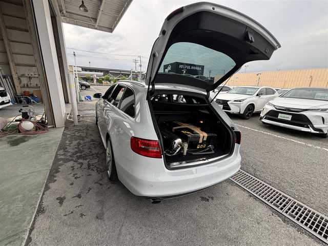 アウディ Ａ４ アバント 2．0 TFSI 東京都 2014(平26)年 8.1万km パール 右ハンドル/CVT（マルチトロニック）/５人乗り/開口部横３本桟フロントバンパー/下部ブラックリアバンパー/４本スポーク革巻きステアリングホイール/マイクロメタリックプラチナムインパネ加飾/クロスシート/スカッフプレート/ナビ/バックカメラ/アダプティブクルーズコントロール/パワーバックドア/パワーシート/シートメモリー/シートヒーター/パーキングソナー/ＥＴＣ/デジタルエアーライドコントロールシステム/車高調