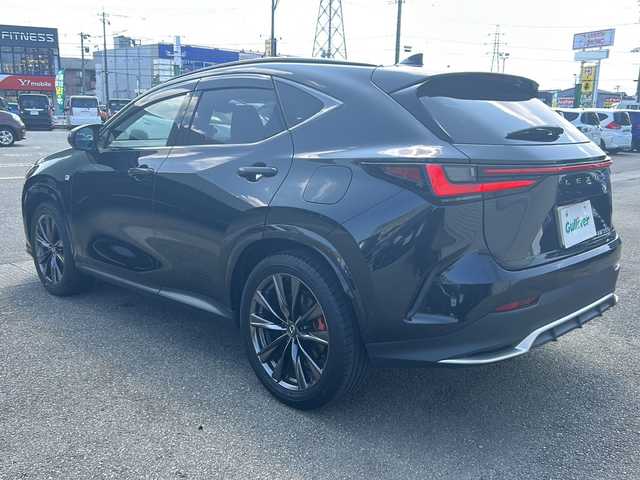 レクサス ＮＸ 350h Fスポーツ 石川県 2023(令5)年 2.3万km グラファイトブラックガラスフレーク 純正ナビ(ＦＭ/ＡＭ/フルセグ/Bluetooth)/プッシュスタート/本革ステアリング/ステアリングヒーター/おくだけ充電/電動リアゲート/レッドレザーシート/メモリーシート/シートヒーター(前席・後席)・エアシート(前席)/電動格納セカンドシート/クルーズコントロール(追従走行有)/車外バックカメラ・全方位カメラ/ETC/デジタルインナーミラー/LEDヘッドライト/オートライト/100V充電/オレンジキャリパー/純正アルミホイール