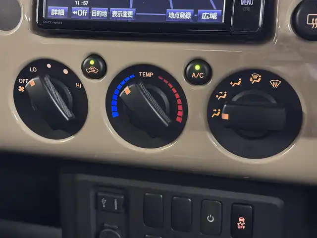トヨタ ＦＪクルーザー カラーパッケージ 三重県 2017(平29)年 3.8万km ベージュ/ホワイト ガソリン/パートタイム4WD/フロア5AT/純正 7インチナビ NSZT-W66T/（FM/AM/CD/DVD/TV/SD/SDREC/Bluetooth/USB/HDMI）/バックカメラ/ETC/安全/・バックソナー/・SRS 前席サイドエアバッグ＆前後席カーテンシールドエアバッグ/・EBD付ABS/・VSC（ビークルスタビリティコントロール）＆TRC（トラクションコントロールシステム）/装備/・【OP】寒冷地仕様（ウインドシールドデアイサー、サイドステップ、ヒーター付シルバー塗装ドアミラー）/・クルーズコントロール/・【OP】純正17inAW/・マニュアルエアコン/・ステアリングスイッチ/・リヤフォグランプ/・チルトステアリング/・電動調整ドアミラー＆広角フェンダーミラー/・リモコンキーx2/・ベージュ／ホワイト2トーンカラー/・保/取/ナビ取/など