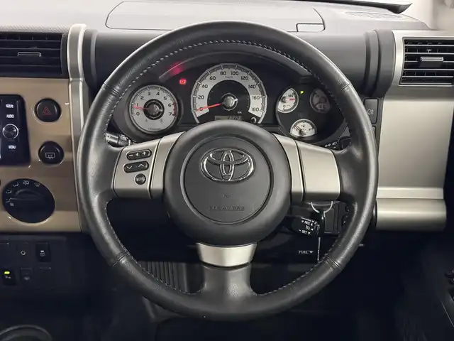 トヨタ ＦＪクルーザー カラーパッケージ 三重県 2017(平29)年 3.8万km ベージュ/ホワイト ガソリン/パートタイム4WD/フロア5AT/純正 7インチナビ NSZT-W66T/（FM/AM/CD/DVD/TV/SD/SDREC/Bluetooth/USB/HDMI）/バックカメラ/ETC/安全/・バックソナー/・SRS 前席サイドエアバッグ＆前後席カーテンシールドエアバッグ/・EBD付ABS/・VSC（ビークルスタビリティコントロール）＆TRC（トラクションコントロールシステム）/装備/・【OP】寒冷地仕様（ウインドシールドデアイサー、サイドステップ、ヒーター付シルバー塗装ドアミラー）/・クルーズコントロール/・【OP】純正17inAW/・マニュアルエアコン/・ステアリングスイッチ/・リヤフォグランプ/・チルトステアリング/・電動調整ドアミラー＆広角フェンダーミラー/・リモコンキーx2/・ベージュ／ホワイト2トーンカラー/・保/取/ナビ取/など