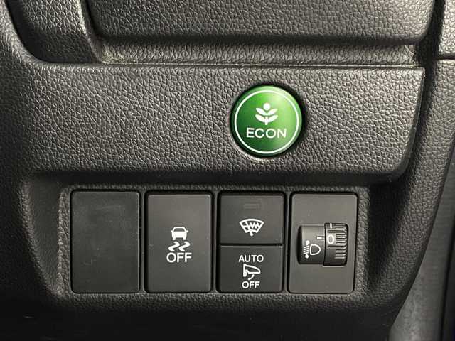 ホンダ フィット 13G Fパッケージ 新潟県 2015(平27)年 7.1万km ブリリアントスポーティブルーメタリック2トーン 4WD/スマートキー/メモリナビ　型式MDV-L402/CD/DVD/SD/ワンセグ/バックカメラ/バイザー/フロアマット/スタッドレスタイヤ4本セット/取扱説明書