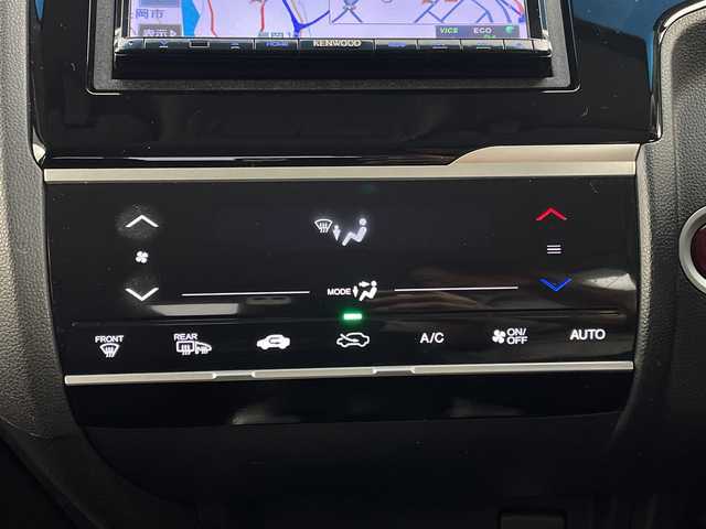 ホンダ フィット 13G Fパッケージ 新潟県 2015(平27)年 7.1万km ブリリアントスポーティブルーメタリック2トーン 4WD/スマートキー/メモリナビ　型式MDV-L402/CD/DVD/SD/ワンセグ/バックカメラ/バイザー/フロアマット/スタッドレスタイヤ4本セット/取扱説明書