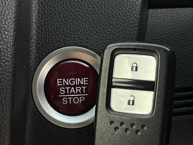 ホンダ フィット 13G Fパッケージ 新潟県 2015(平27)年 7.1万km ブリリアントスポーティブルーメタリック2トーン 4WD/スマートキー/メモリナビ　型式MDV-L402/CD/DVD/SD/ワンセグ/バックカメラ/バイザー/フロアマット/スタッドレスタイヤ4本セット/取扱説明書