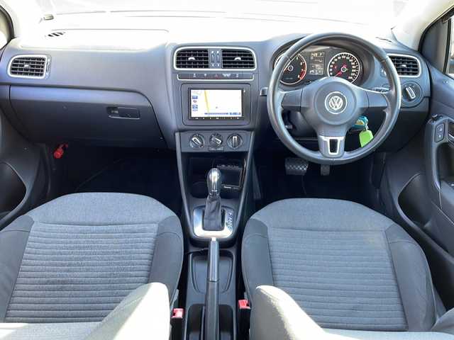 フォルクスワーゲン ポロ TSIハイライン 長野県 2013(平25)年 7.5万km 黒 禁煙車/７インチ社外ナビ/Bluetooth Audio/ワンセグテレビ/リアビューモニター/バックカメラ/ＥＴＣ/リモコンキー/革巻きステアリング/電動格納ドアミラー/ウィンカーミラー/ドアミラーヒーター/純正ホイール/トノカバー/ヘッドライト レベライザー/ISOFIX対応/横滑り防止機能/盗難防止機能/登録時走行距離 74965km