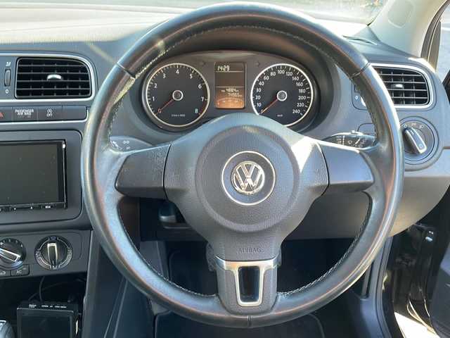 フォルクスワーゲン ポロ TSIハイライン 長野県 2013(平25)年 7.5万km 黒 禁煙車/７インチ社外ナビ/Bluetooth Audio/ワンセグテレビ/リアビューモニター/バックカメラ/ＥＴＣ/リモコンキー/革巻きステアリング/電動格納ドアミラー/ウィンカーミラー/ドアミラーヒーター/純正ホイール/トノカバー/ヘッドライト レベライザー/ISOFIX対応/横滑り防止機能/盗難防止機能/登録時走行距離 74965km