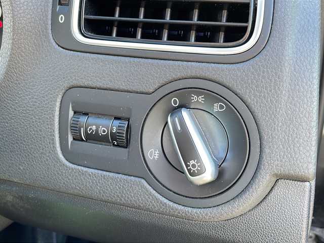 フォルクスワーゲン ポロ TSIハイライン 長野県 2013(平25)年 7.5万km 黒 禁煙車/７インチ社外ナビ/Bluetooth Audio/ワンセグテレビ/リアビューモニター/バックカメラ/ＥＴＣ/リモコンキー/革巻きステアリング/電動格納ドアミラー/ウィンカーミラー/ドアミラーヒーター/純正ホイール/トノカバー/ヘッドライト レベライザー/ISOFIX対応/横滑り防止機能/盗難防止機能/登録時走行距離 74965km