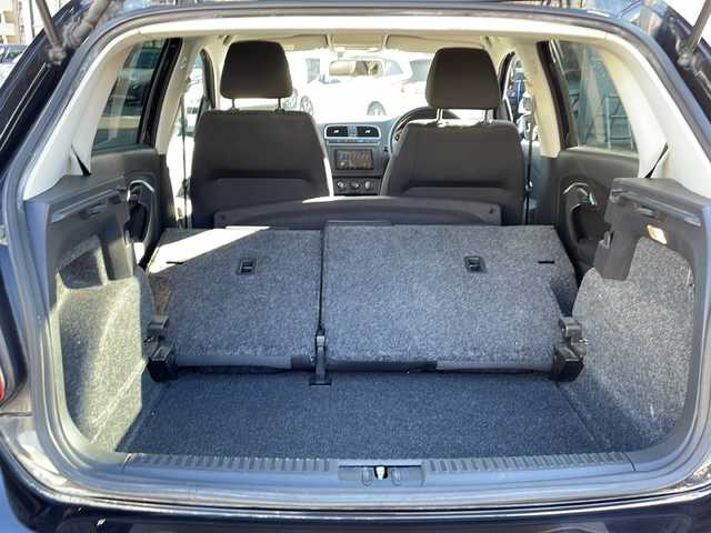 フォルクスワーゲン ポロ TSIハイライン 長野県 2013(平25)年 7.5万km 黒 禁煙車/７インチ社外ナビ/Bluetooth Audio/ワンセグテレビ/リアビューモニター/バックカメラ/ＥＴＣ/リモコンキー/革巻きステアリング/電動格納ドアミラー/ウィンカーミラー/ドアミラーヒーター/純正ホイール/トノカバー/ヘッドライト レベライザー/ISOFIX対応/横滑り防止機能/盗難防止機能/登録時走行距離 74965km