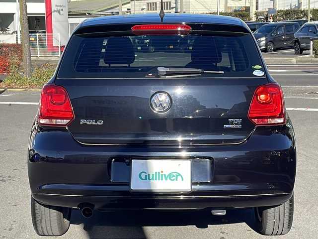 フォルクスワーゲン ポロ TSIハイライン 長野県 2013(平25)年 7.5万km 黒 禁煙車/７インチ社外ナビ/Bluetooth Audio/ワンセグテレビ/リアビューモニター/バックカメラ/ＥＴＣ/リモコンキー/革巻きステアリング/電動格納ドアミラー/ウィンカーミラー/ドアミラーヒーター/純正ホイール/トノカバー/ヘッドライト レベライザー/ISOFIX対応/横滑り防止機能/盗難防止機能/登録時走行距離 74965km