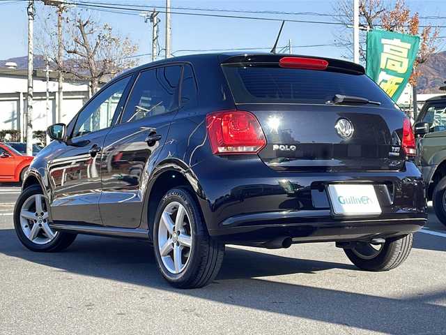 フォルクスワーゲン ポロ TSIハイライン 長野県 2013(平25)年 7.5万km 黒 禁煙車/７インチ社外ナビ/Bluetooth Audio/ワンセグテレビ/リアビューモニター/バックカメラ/ＥＴＣ/リモコンキー/革巻きステアリング/電動格納ドアミラー/ウィンカーミラー/ドアミラーヒーター/純正ホイール/トノカバー/ヘッドライト レベライザー/ISOFIX対応/横滑り防止機能/盗難防止機能/登録時走行距離 74965km