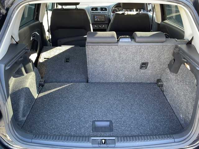 フォルクスワーゲン ポロ TSIハイライン 長野県 2013(平25)年 7.5万km 黒 禁煙車/７インチ社外ナビ/Bluetooth Audio/ワンセグテレビ/リアビューモニター/バックカメラ/ＥＴＣ/リモコンキー/革巻きステアリング/電動格納ドアミラー/ウィンカーミラー/ドアミラーヒーター/純正ホイール/トノカバー/ヘッドライト レベライザー/ISOFIX対応/横滑り防止機能/盗難防止機能/登録時走行距離 74965km